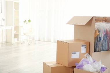 Giysileri ile gardırop kutuları  