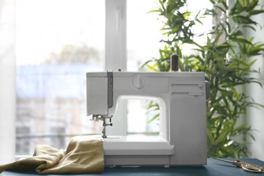 Terzi Resepsiyon ile modern dikiş makinesi