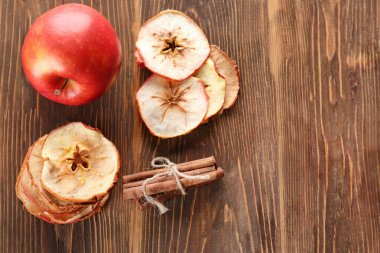 Ahşap arka plan, üstten görünüm lezzetli elma yongaları ile kompozisyon