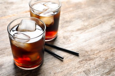 Ahşap masa buza cola serinletici iki bardak