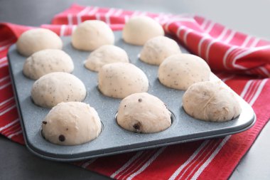 Çörek teneke tablo içinde çiğ hamur