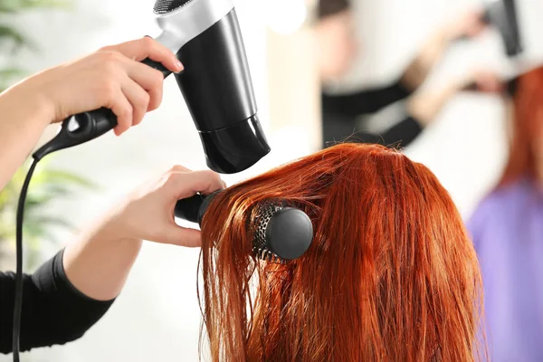 Hairdresser working with client — Stock Photo, Image