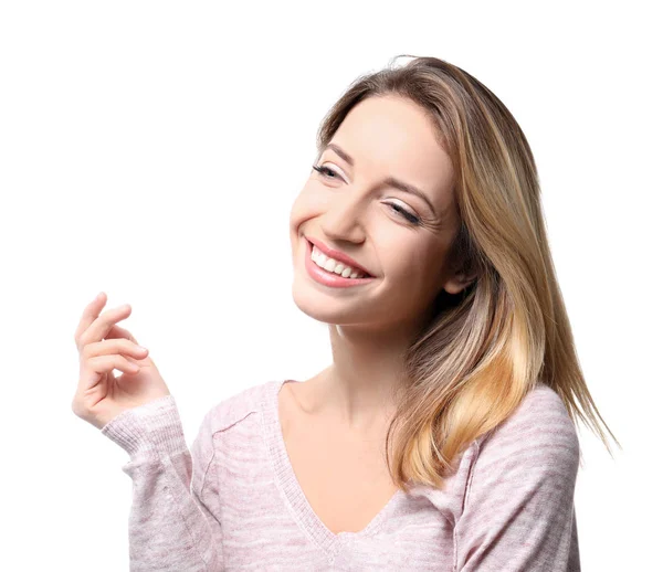 Retrato de una hermosa mujer sonriente sobre fondo blanco — Foto de Stock