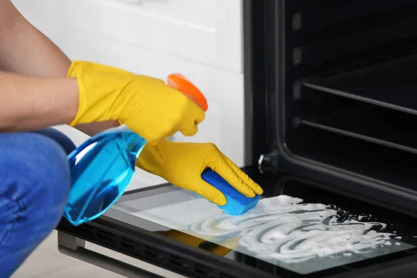 Man membersihkan oven di dapur, closeup — Stok Foto