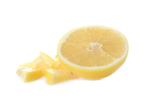 白い背景の上にレモンをカットします。 — ストック写真