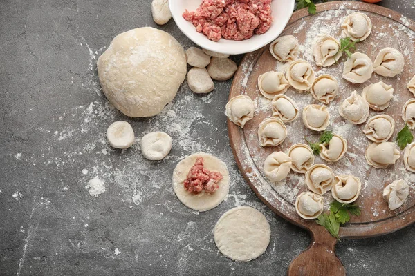 Albóndigas de carne cruda sobre tabla de madera —  Fotos de Stock