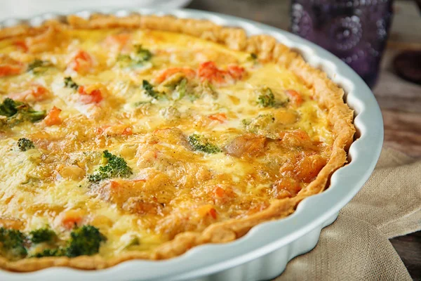 Baking dish with tasty broccoli quiche on table, closeup — Stock Photo, Image