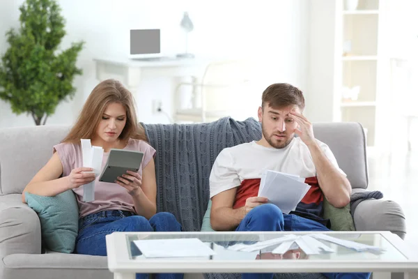 Paar mit Rechnungen zu Hause. Geldprobleme in der Beziehung — Stockfoto