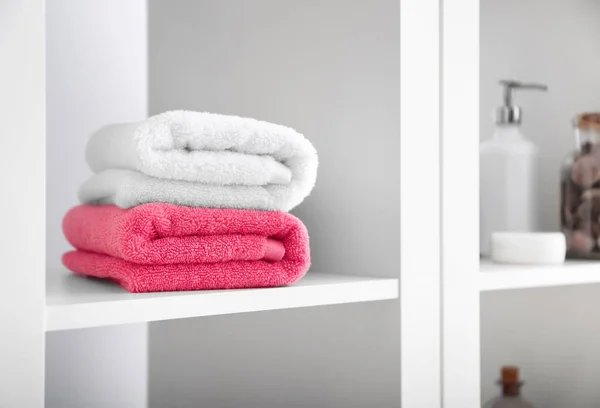 Montón de toallas limpias en el estante —  Fotos de Stock