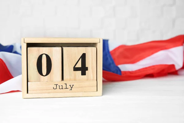 Block calendar and American flag on table. Independence day celebration — Stock Photo, Image