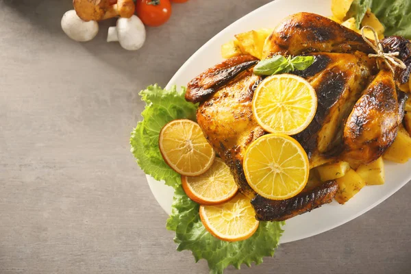 Heerlijke geheel gebraden kip geserveerd op plaat — Stockfoto