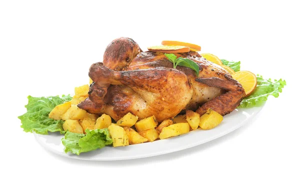 Deska s lahodné pečené kuře na bílém pozadí — Stock fotografie