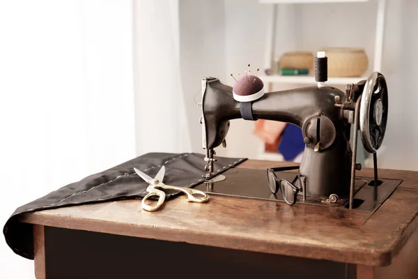 Tailor desk with old sewing machine — Stock Photo, Image