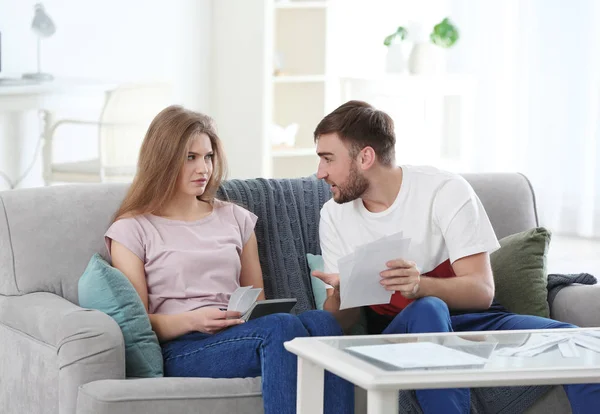 Paar streitet zu Hause über Geld. Beziehungsprobleme — Stockfoto