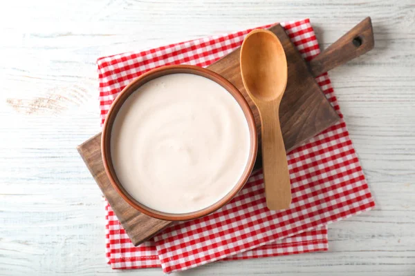 โยเกิร์ตอร่อยในจานบนกระดานไม้ — ภาพถ่ายสต็อก