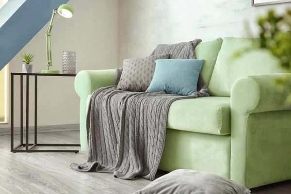 Interior da sala de estar com sofá de hortelã confortável — Fotografia de Stock