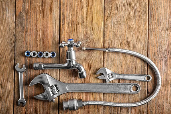 Loodgieter de tools op houten achtergrond — Stockfoto