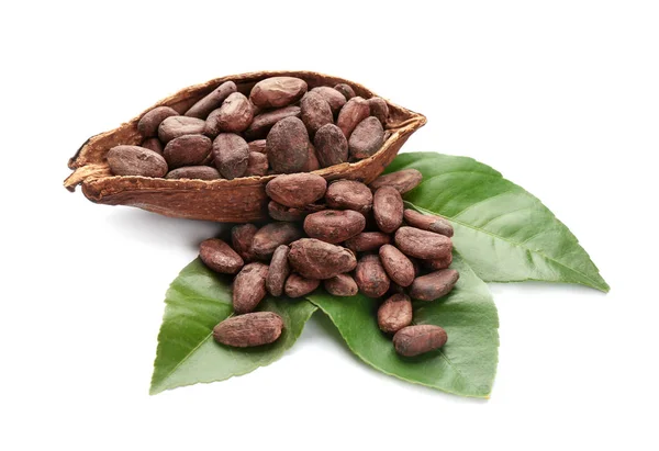 Metà baccello di cacao maturo con fagioli su sfondo bianco — Foto Stock