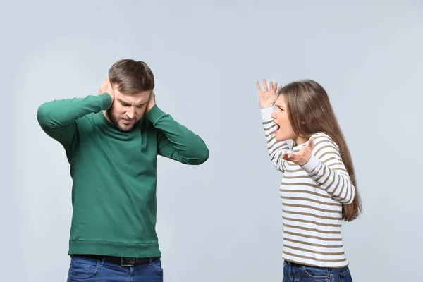 Paar streitet vor hellem Hintergrund. Beziehungsprobleme — Stockfoto