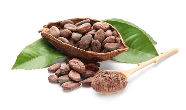 Metà baccello di cacao maturo con fagioli e cucchiaio con polvere su fondo bianco — Foto Stock