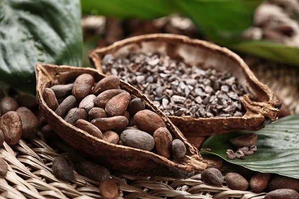 Cialda di cacao con fagioli su stuoia di vimini — Foto Stock