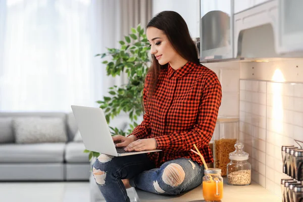 Mujer usando portátil — Foto de Stock