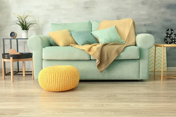 Ruang tamu interior dengan sofa mint yang nyaman — Stok Foto