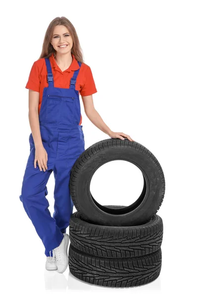Kobiece mechanik z opon samochodowych — Zdjęcie stockowe