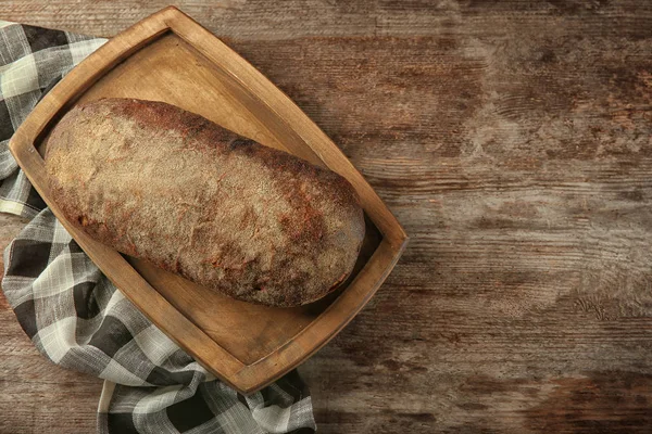Loaf roti gandum di atas meja. Segar dari oven — Stok Foto