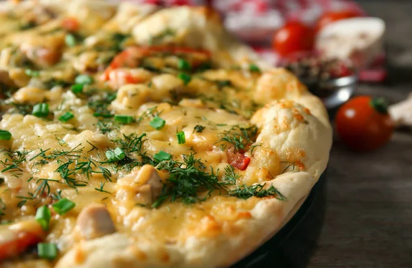 Вкусная сырная пицца на столе, крупным планом. Свежие из духовки — стоковое фото