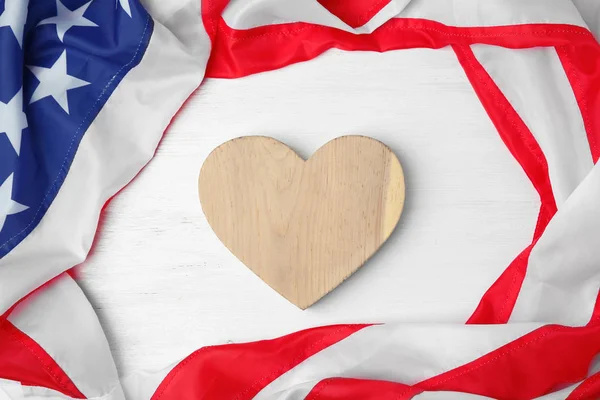 나무 심 혼 그리고 밝은 배경에 미국 국기입니다. 미국 휴일 — 스톡 사진