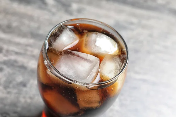 Vaso de refrescante cola con hielo sobre la mesa —  Fotos de Stock