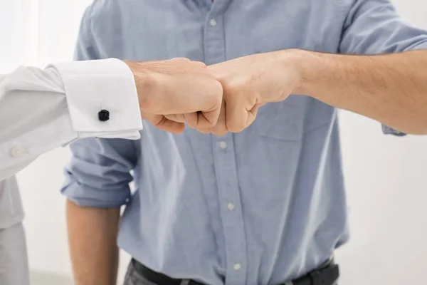 Jonge mannen samenstellen vuisten, close-up. Eenheid concept — Stockfoto