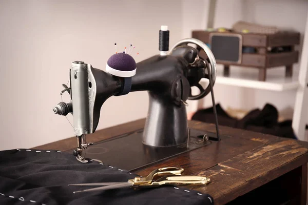 Tailor desk with old sewing machine — Stock Photo, Image