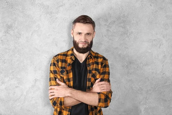 Portret van knappe man met baard op grijze achtergrond — Stockfoto