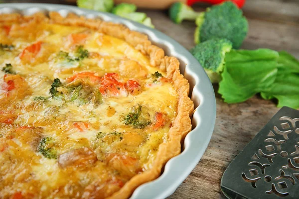 Prato de cozimento com quiche de brócolis saboroso na mesa, close-up — Fotografia de Stock