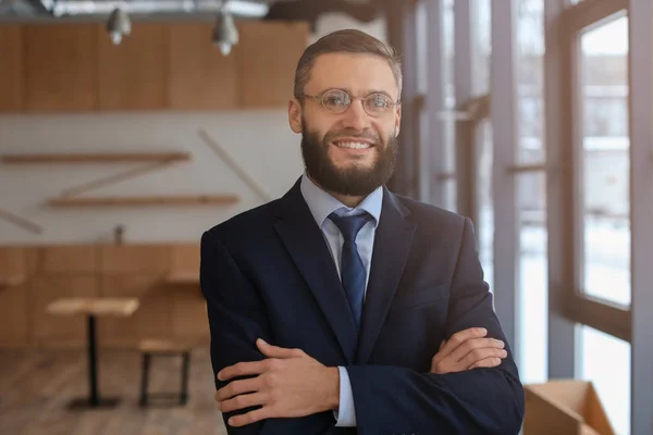 Portret van knappe zakenman binnenshuis. Kleine ondernemer — Stockfoto