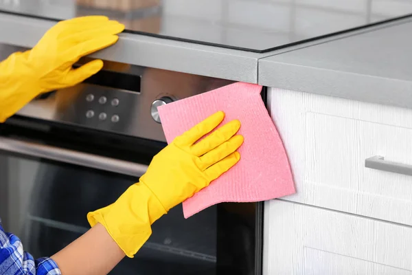 Γυναίκα καθαρίζετε τον φούρνο στην κουζίνα, κοντινό πλάνο — Φωτογραφία Αρχείου
