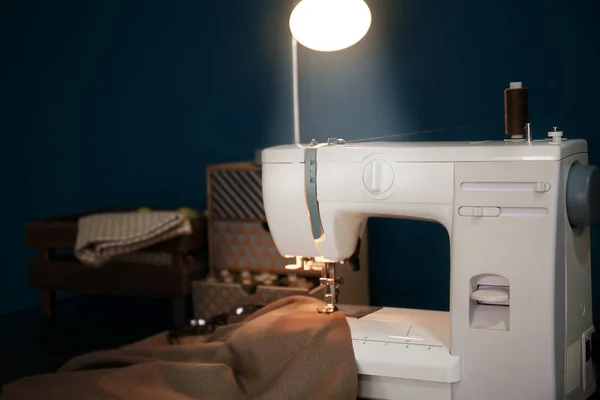 Ράφτης γραφείο με σύγχρονη ραπτομηχανών — Φωτογραφία Αρχείου