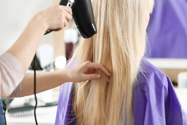 Friseur arbeitet mit Klient — Stockfoto