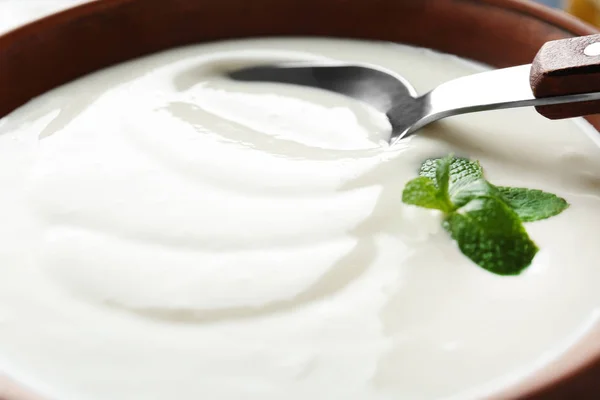 Sabroso yogur en plato con cuchara, primer plano — Foto de Stock