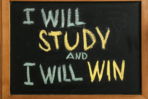 Kreidetafel mit dem Satz "Ich werde studieren und gewinnen" — Stockfoto