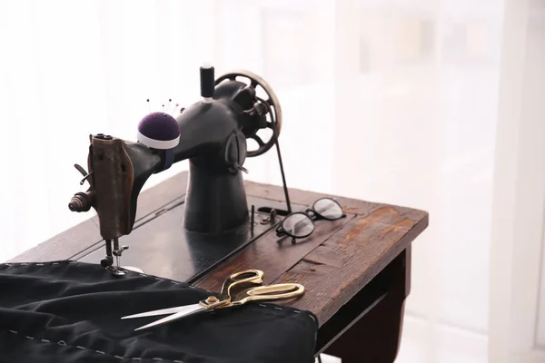 Tailor desk with old sewing machine — Stock Photo, Image