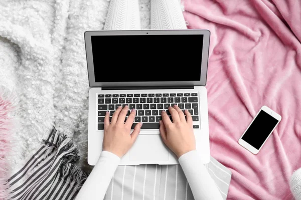 Kobieta korzysta z laptopa w pomieszczeniach, zbliżenie — Zdjęcie stockowe