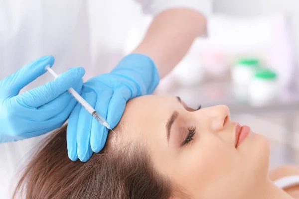 Wanita muda dengan masalah rambut menerima injeksi di klinik, closeup — Stok Foto