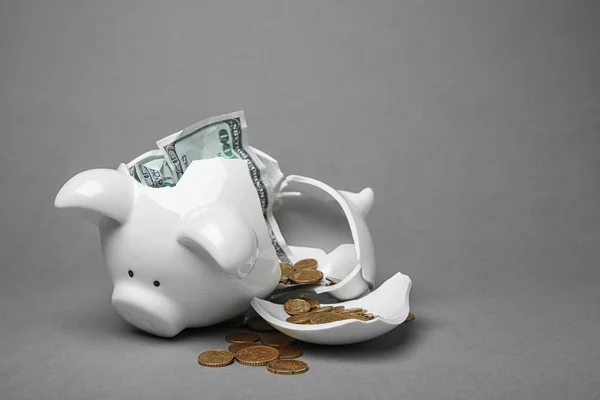 Banco Piggy quebrado com dinheiro — Fotografia de Stock