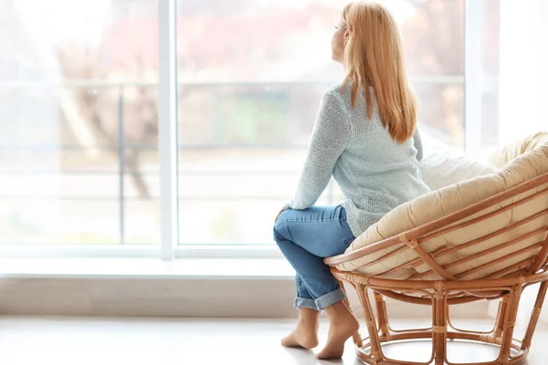 Mujer madura feliz relajándose en sillón en casa — Foto de Stock