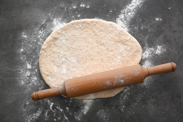 Pasta cruda con semi di papavero e mattarello sul tavolo — Foto Stock