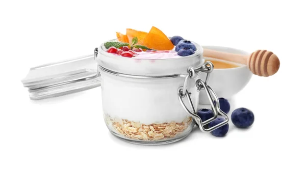 Yoghurt met vruchten in pot — Stockfoto
