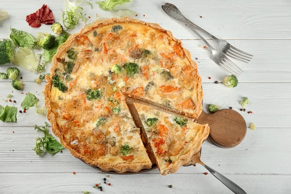 Gustose quiche di broccoli sul tavolo — Foto Stock